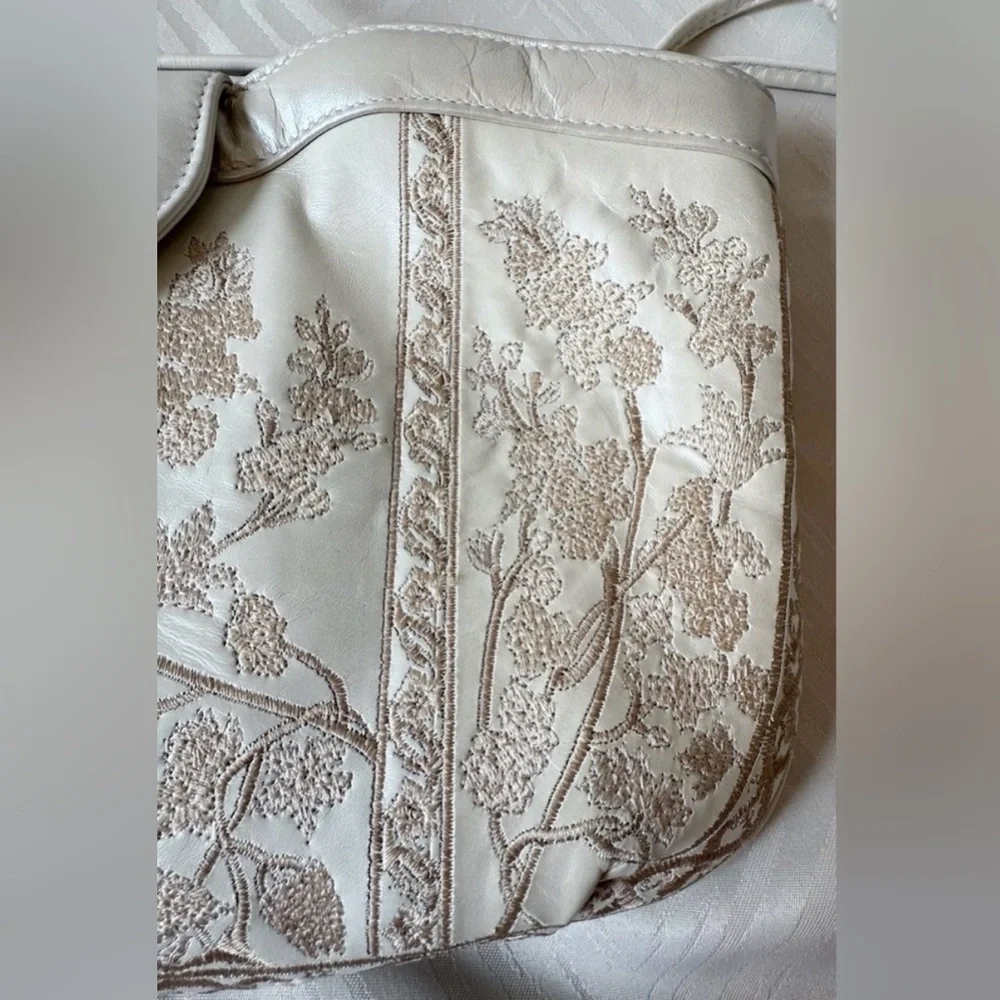 VTG J Renee Cream Floral Embroidered Clutch Bag Button Elegant White Leather